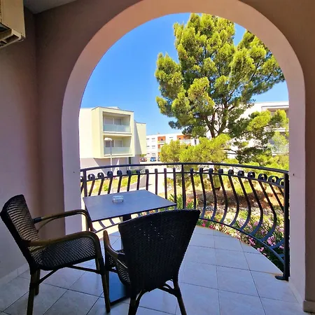 With A Parking Space بيت ضيافة 3*